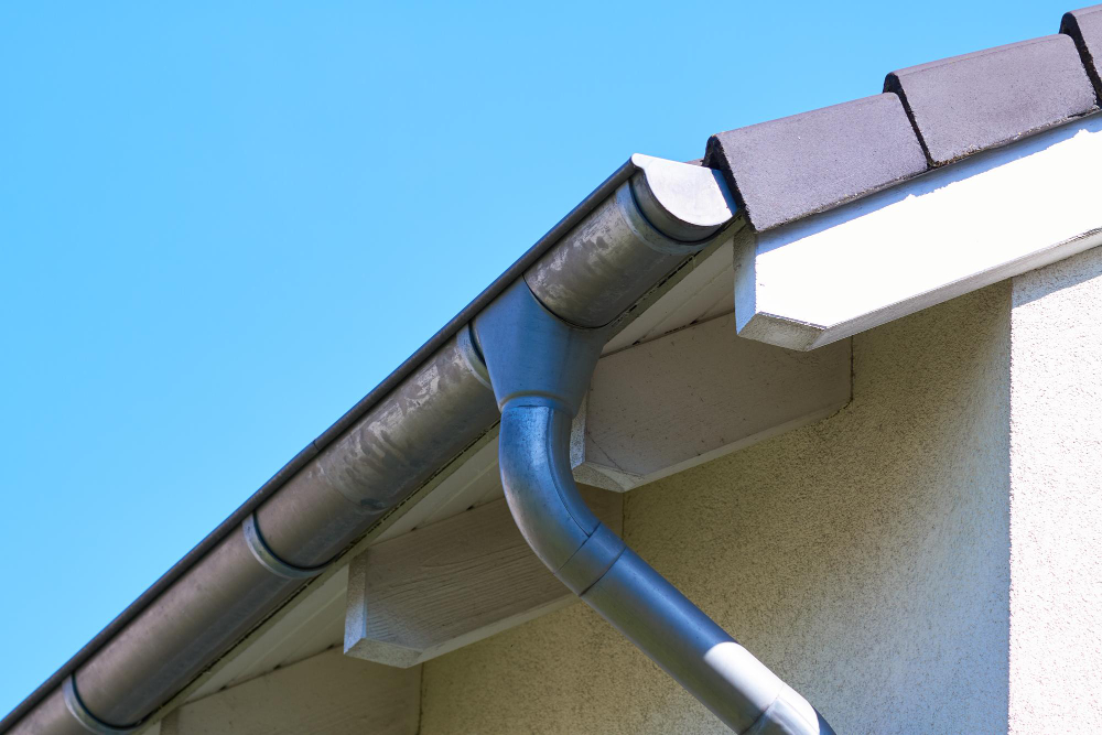Gouttière et évacuation des eaux pluviales installées en façade, pour une zinguerie durable et une bonne étanchéité